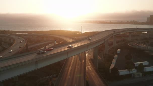 Paisaje cinematográfico con luz dorada al atardecer que brilla y refleja desde la autopista — Vídeos de Stock