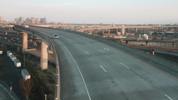 Транспорт фон 4K вид с воздуха над несколькими уровнями занят шоссе США — стоковое видео