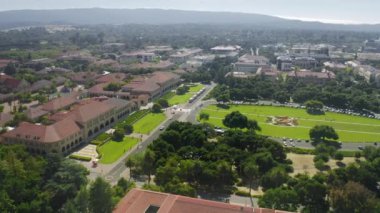 Güneşli yaz gününde Stanford Üniversitesi hava görüntüleri, 4K İHA videosu Palo Alto