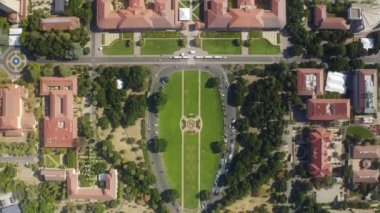 Güneşli yaz gününde Stanford Üniversitesi Parkı 'nda tepeden aşağı manzara, 4K hava sahası ABD