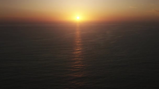 Cenic rose golden sunset above still Pacific Ocean seascape, EUA aerial 4K — Vídeo de Stock