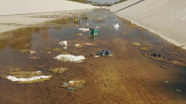 Medio ambiente contaminante de la humanidad y aguas fluviales con litro doméstico y plástico — Vídeos de Stock