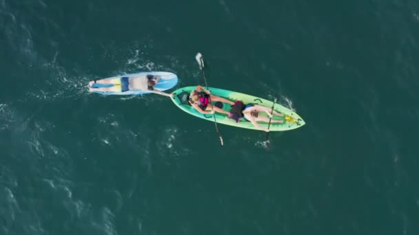 Las mujeres jóvenes y el hombre disfrutando de los deportes acuáticos, tiempo libre en las vacaciones de verano tiro — Vídeo de stock