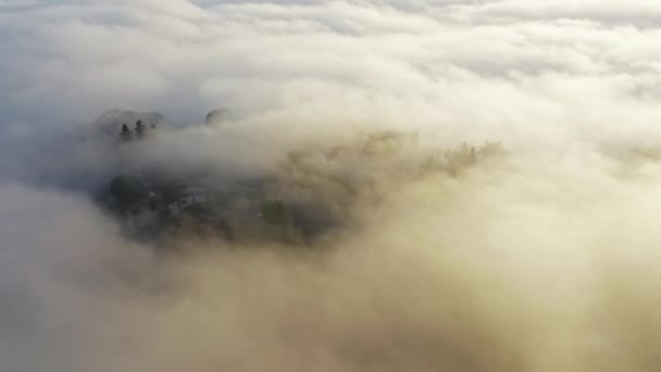 Volando por encima de nubes blancas esponjosas, B Roll material de archivo paisaje nublado, Drone está disparando 4K — Vídeos de Stock