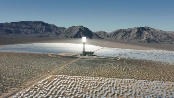 Painéis solares no fundo do deserto, céu azul, conceito de energia limpa — Vídeo de Stock