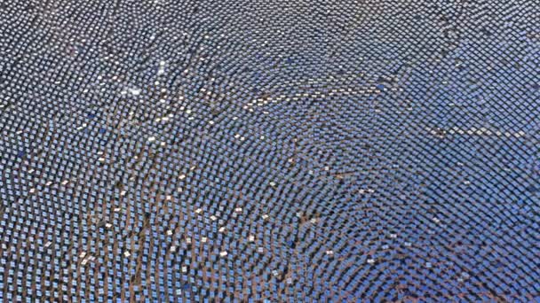 Gros plan de surface de panneaux solaires photovoltaïques bleus situés dans le désert ensoleillé États-Unis — Video