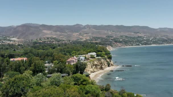 Piękny tropikalny charakter wybrzeża Malibu, Antena luksusowej nieruchomości — Wideo stockowe