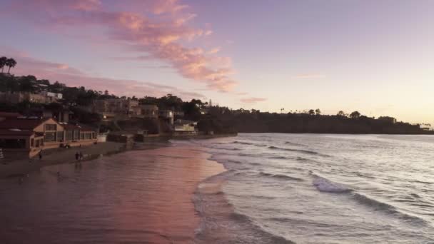 Lucht van luxe eigendom, residentiële herenhuizen met episch uitzicht op de Stille Oceaan 4K — Stockvideo