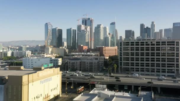 Filmisk udsigt over Los Angeles centrum tidligt om morgenen, Udsigt på travle motorvej 4K – Stock-video