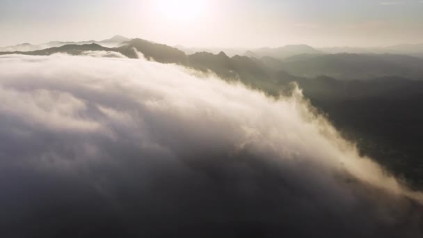 Szybujące w chmurach jak ptak, latające szybko w chmurach widok z okna kokpitu 4K — Wideo stockowe