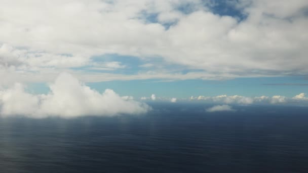 Helicóptero volando con nubes blancas esponjosas y vista al mar azul en la costa de Na Pali — Vídeos de Stock