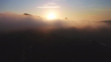 Meditasyon rüya görüntüleri. Parlayan güzel bulutların arasından uçarak