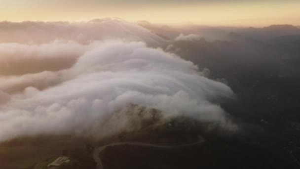 4K воздушное облако водопад над горой Малибу на закате, красивое золотое небо — стоковое видео