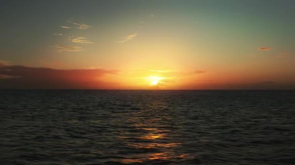 Кінематографічний золотий захід сонця 4K знімок з палуби круїзних яхт — стокове відео