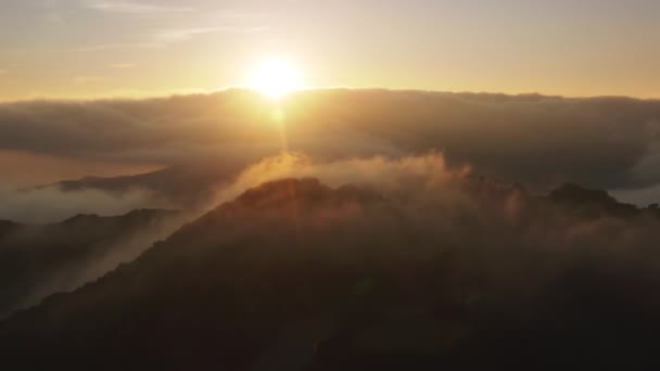 Sol skiner med natursköna strålar och linsbloss 4K, flyger genom gyllene molnlandskap — Stockvideo