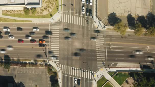 Scénický shora dolů pohled time-lapse aut provoz přes silnici v letní den 4K — Stock video