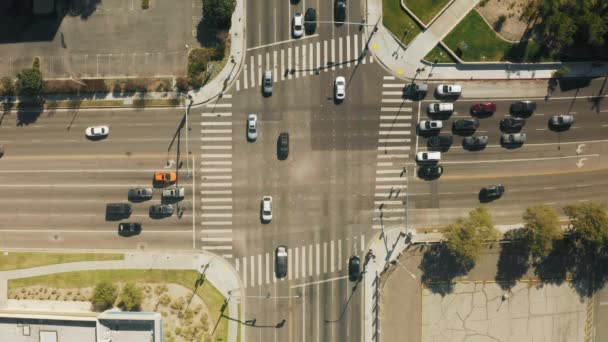 Зверху вниз по повітрю автомобілів, що їздять по перехресті, міський пейзаж в сонячний літній день 4K — стокове відео