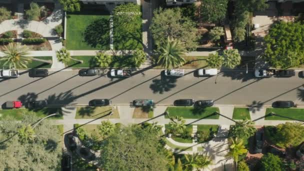 Vista aerea dall'alto verso il basso sulla strada della città in prestigiose case di quartiere Los Angeles — Video Stock