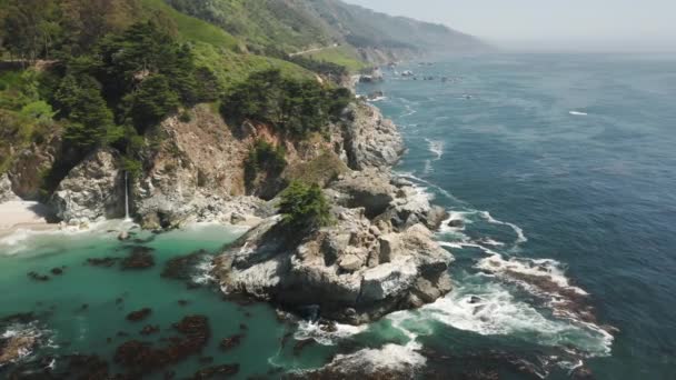 Cascada cinematográfica de fama mundial en la costa de Big Sur en California Aventura de la naturaleza — Vídeos de Stock