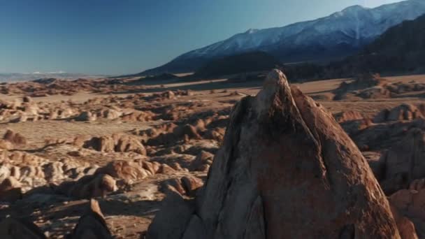 映画のドローンは、動きの背景に赤い石の形成山の周りに撮影 — ストック動画