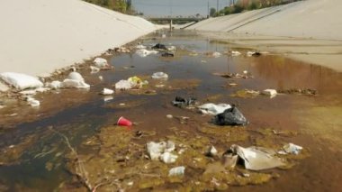 Kirlenmiş ve kurumuş Los Angeles nehri, kentsel nehir sularındaki plastik çöpler