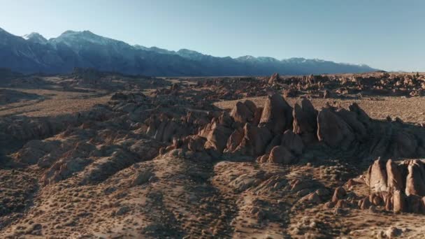 Slavný filmový a komerční filmový park v poušti Kalifornie, kinematografické kameny — Stock video