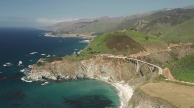 Geziler ve doğa maceraları için dünyaca ünlü sahil yolu, Big Sur Park ABD
