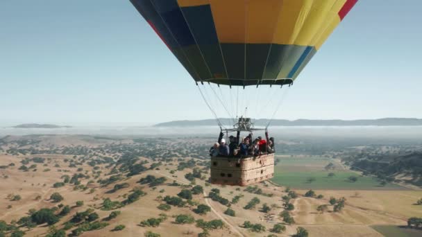 Scenic Close up hete lucht ballon met gelukkige mensen zweven boven het landschap USA — Stockvideo