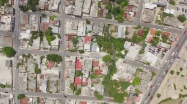 Araçlarla ve kiremitli çatılarla kavşakların üst görüntüsü