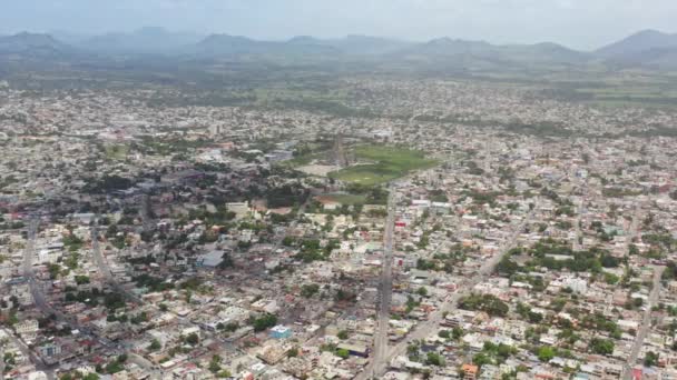 ドミニカ共和国の主要都市の中心部の空中ビュー — ストック動画