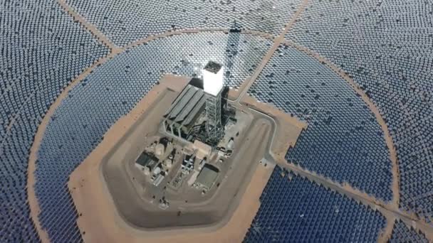 Поле для солнечных батарей и башня, накапливающие солнечный свет 4K США — стоковое видео