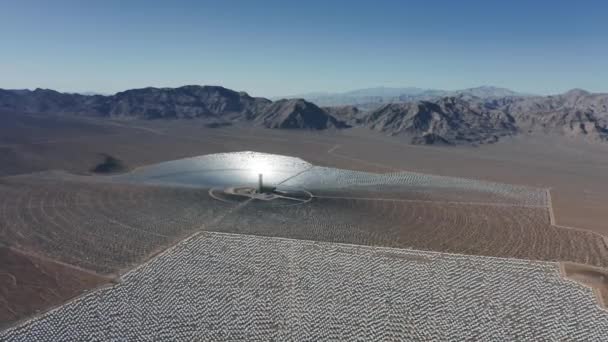 Aerial vasto paisaje industrial con granja solar, campos de paneles solares, ecología — Vídeo de stock