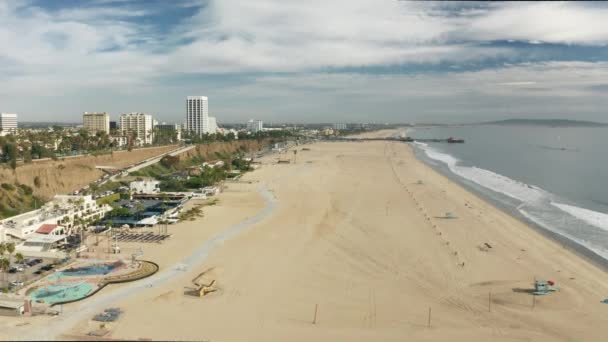World Famous Santa Monica beach, ocean pier on cloudy summer day 4K USA aerial — Vídeo de Stock