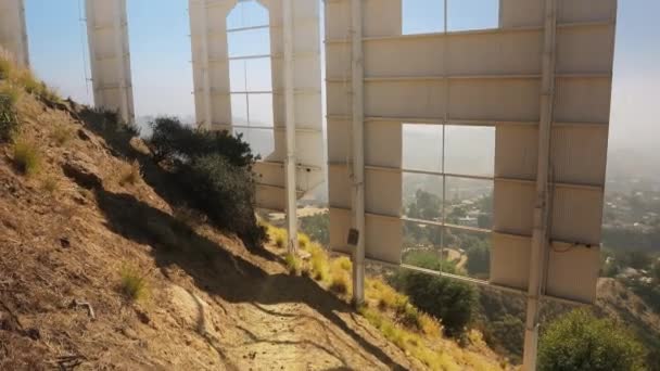 Schöne aufsteigende Aufnahme hinter Hollywood-Schild auf Los Angeles Stadtbild Perspektive — Stockvideo