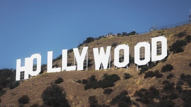 HOLYWOD SIGN, ЯКІ ЛЮДИ. Cinematic panorama on Los Angeles landmark USA — стокове відео