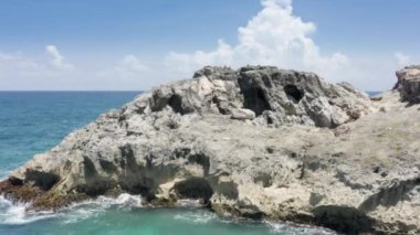 Deniz havuzu ve mağaraları olan tropikal doğal manzaranın havadan görünüşü