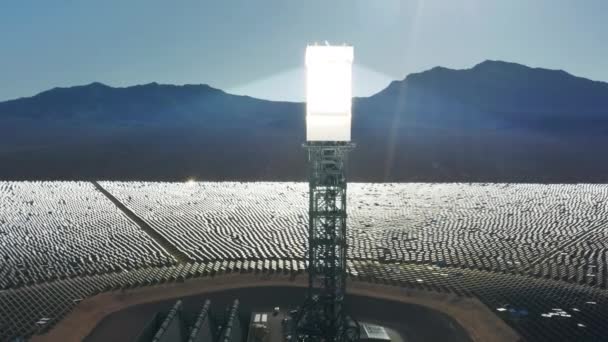 Кинематографический вид на высокую солнечную башню с огромными зеркальными панелями, накапливающимися солнечными лучами — стоковое видео