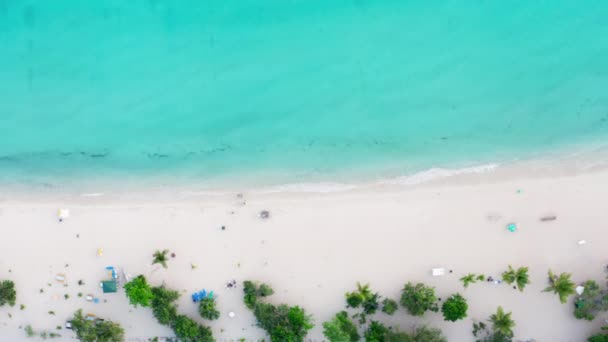 Vista aérea de la bahía con costa larga, que se extiende a lo largo del mar tranquilo — Vídeos de Stock