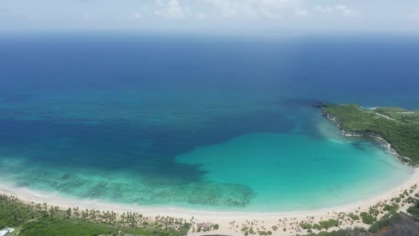 Vista aérea de un lugar de belleza natural con fantástica playa prístina — Vídeos de Stock