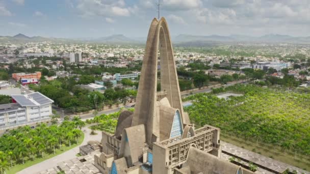 Cathedral with elongated arches in the tower, above the urban landscape — Stock Video