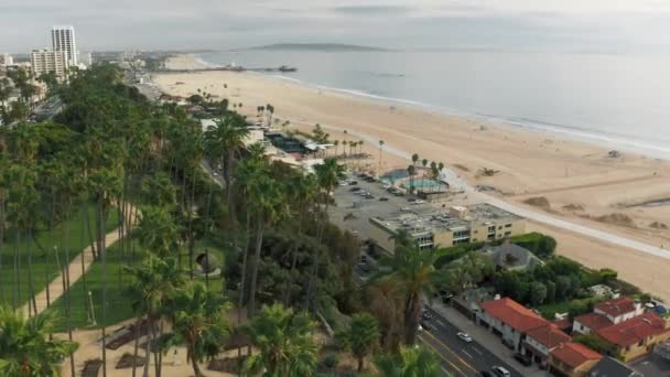 Pacific Palisades zöld park Santa Monica strand és az óceán móló kilátás, USA 4K — Stock videók