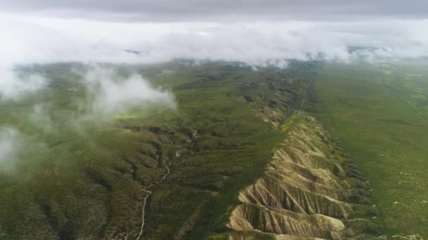 Weltberühmter San-Andreas-Störung mit Wolken über den USA — Stockvideo