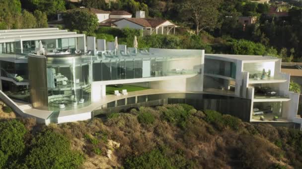 Casa de local de filmagem mundialmente famosa no penhasco verde alto acima do oceano Pacífico — Vídeo de Stock