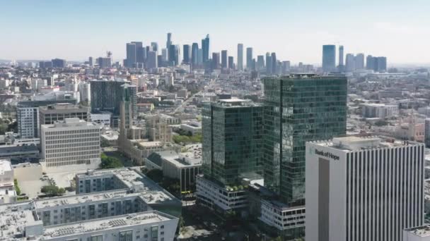 Rascacielos modernos de cristal del centro cinematográfico, ciudad que refleja en edificios modernos — Vídeos de Stock