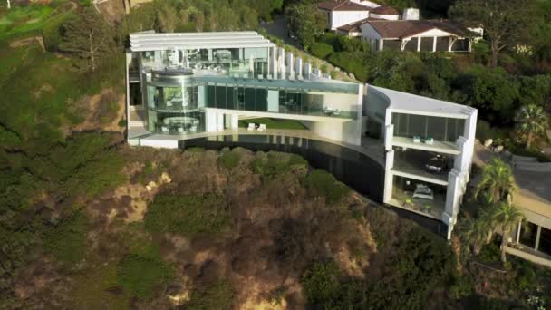 Moderne architectuur ontwerp glas en beton onroerend goed gebouw, Californië — Stockvideo
