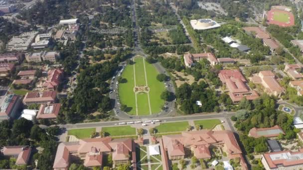 4K letecké top-hodnocené červené střechy historických univerzitních budov v Palo Alto — Stock video