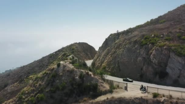 Дрони з екзотичними виступами на гірській дорозі в сонячне літо, США 4K — стокове відео