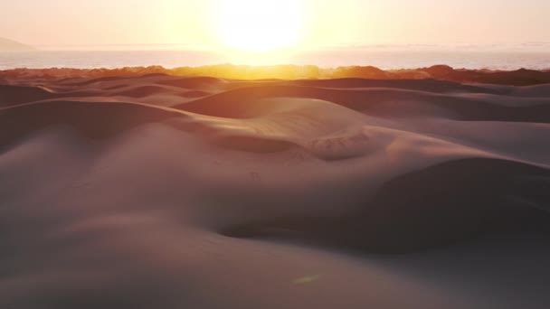 किनारपट्टीवरील बॅरेन लँडस्केपच्या वरील सूर्यास्त आकाशाचे आश्चर्यकारक नैसर्गिक सौंदर्य — स्टॉक व्हिडिओ
