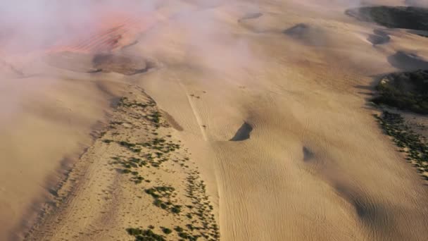 Imagens aéreas de turistas andando em paisagens deslumbrantes off-roading — Vídeo de Stock