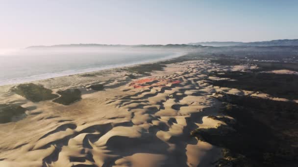 Повітряні кадри пустелі під блакитним небом з розтягнутою береговою лінією вздовж — стокове відео